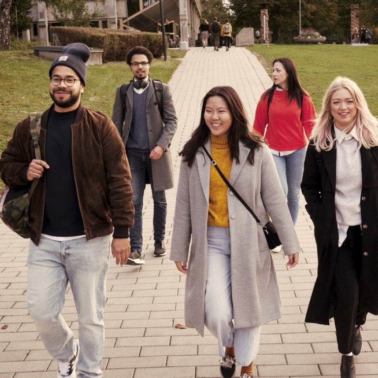 Studenter promenerar på campus. Foto: Jens Olof Lasthein